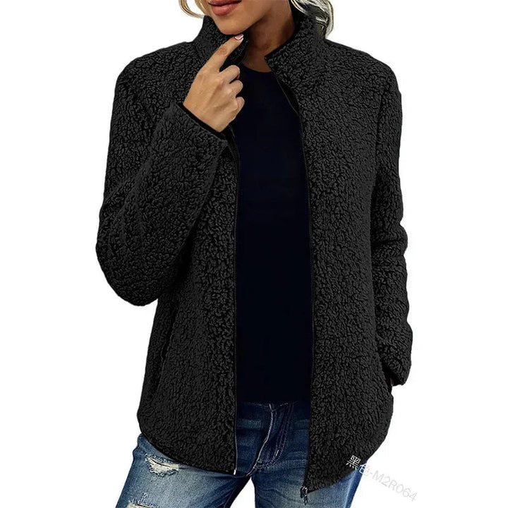 "Weiche Fleecejacke für Damen, modisch und warm, in Blau, Burgunderrot, Grau oder Olivgrün. Perfekt für kalte Tage."