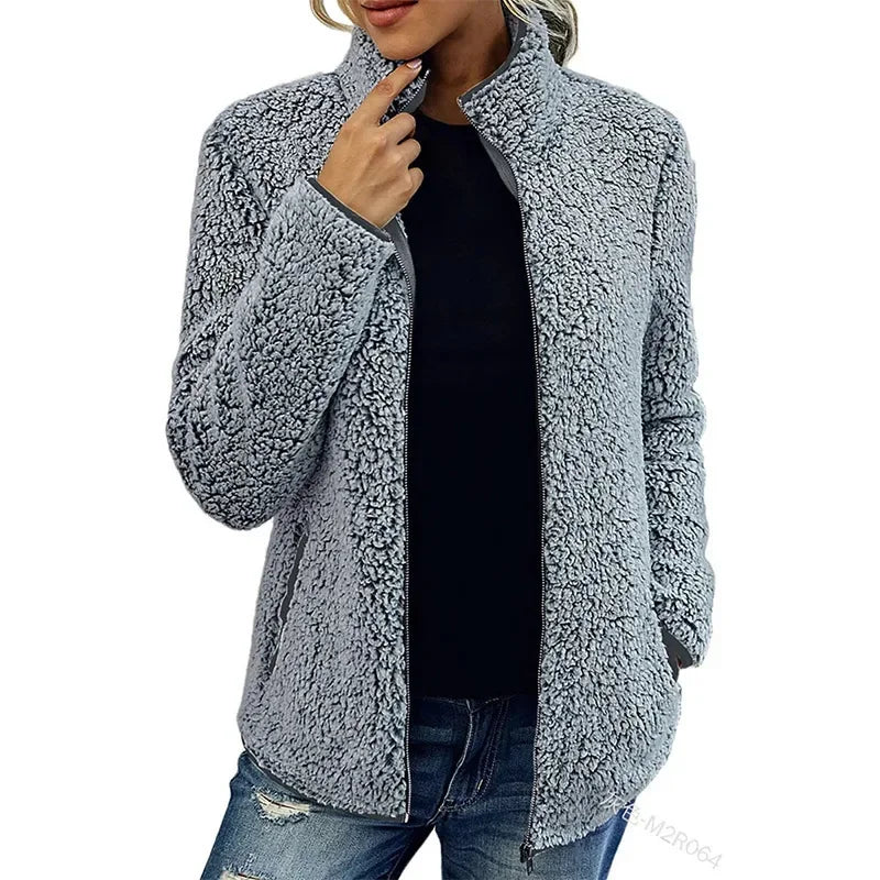 "Weiche Fleecejacke für Damen, modisch und warm, in Blau, Burgunderrot, Grau oder Olivgrün. Perfekt für kalte Tage."