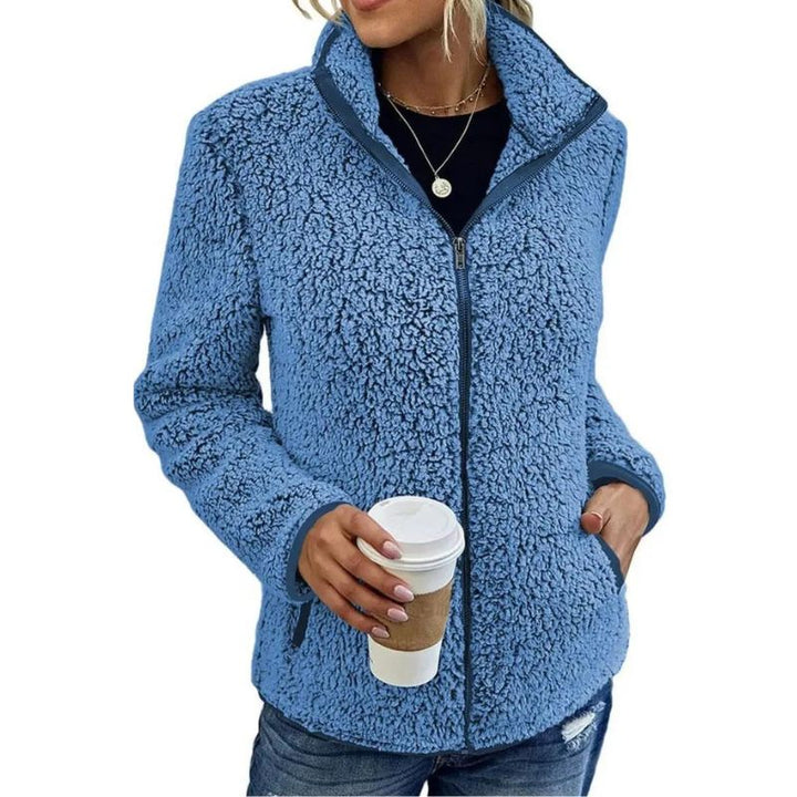 "Weiche Fleecejacke für Damen, modisch und warm, in Blau, Burgunderrot, Grau oder Olivgrün. Perfekt für kalte Tage."