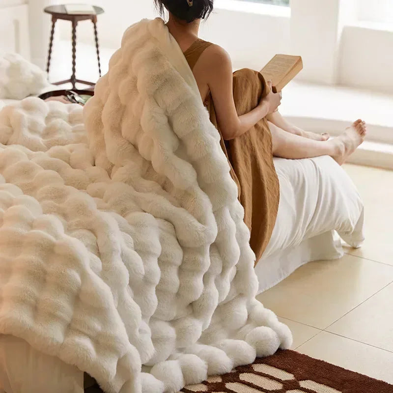 Weiche Kunstfelldecke in Beige, luxuriös und tragbar, perfekt für gemütliche Wärme zuhause oder unterwegs.