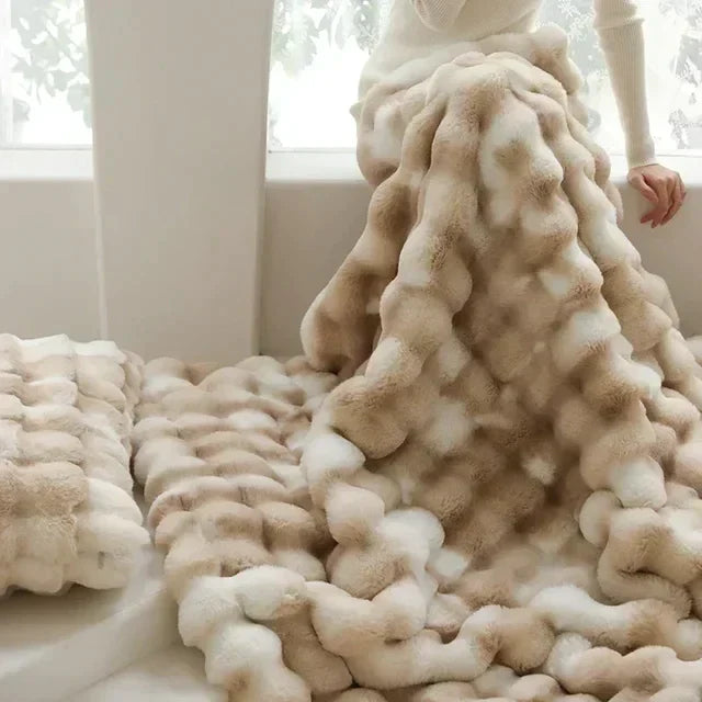 Weiche Kunstfelldecke in Beige, luxuriös und tragbar, perfekt für gemütliche Wärme zuhause oder unterwegs.