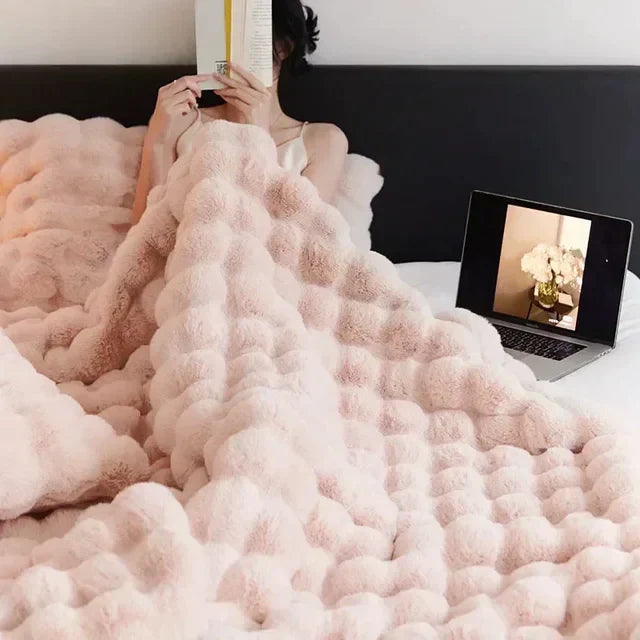 Weiche Kunstfelldecke in Beige, luxuriös und tragbar, perfekt für gemütliche Wärme zuhause oder unterwegs.