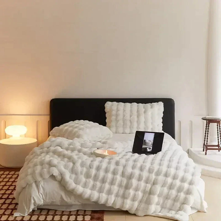 Weiche Kunstfelldecke in Beige, luxuriös und tragbar, perfekt für gemütliche Wärme zuhause oder unterwegs.