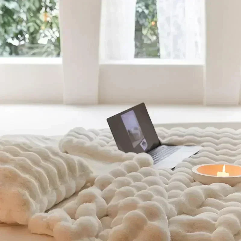 Weiche Kunstfelldecke in Beige, luxuriös und tragbar, perfekt für gemütliche Wärme zuhause oder unterwegs.