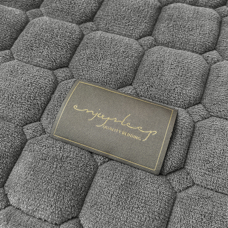 "Weiche Tagesdecke mit quadratischer Textur, moderne Decke in Blau, ideal für Wohn- oder Schlafzimmer Dekor."