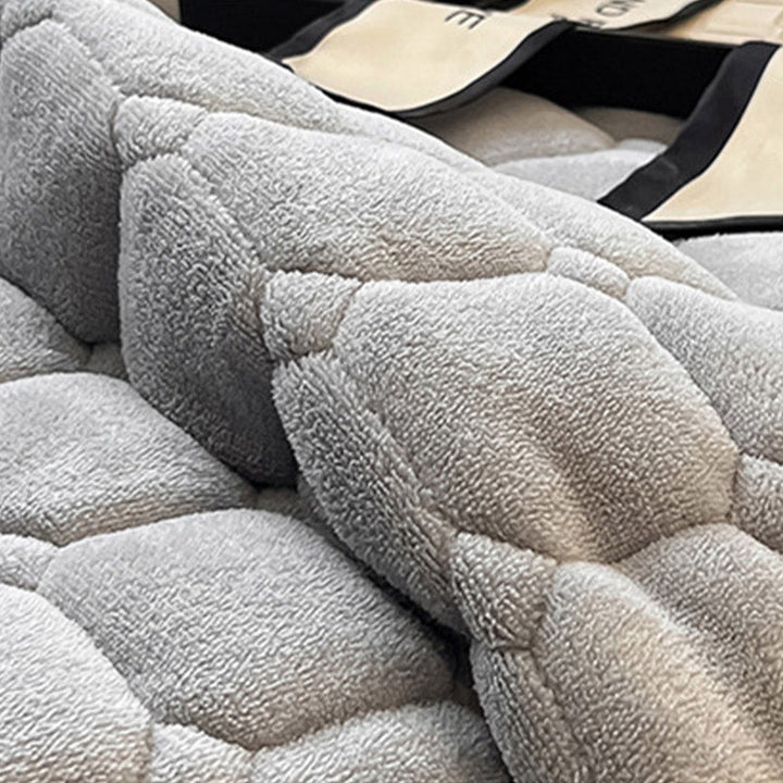 "Weiche Tagesdecke mit quadratischer Textur, moderne Decke in Blau, ideal für Wohn- oder Schlafzimmer Dekor."