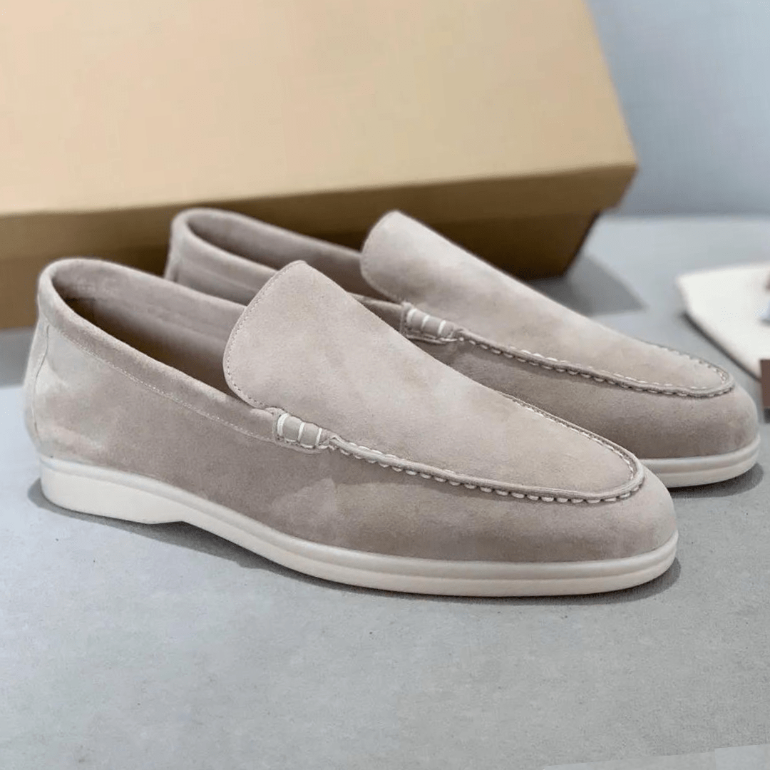 "Weiche Wildleder-Loafer für Herren, elegant und vielseitig, perfekt für Freizeit- und Business-Looks, in Beige und Braun."