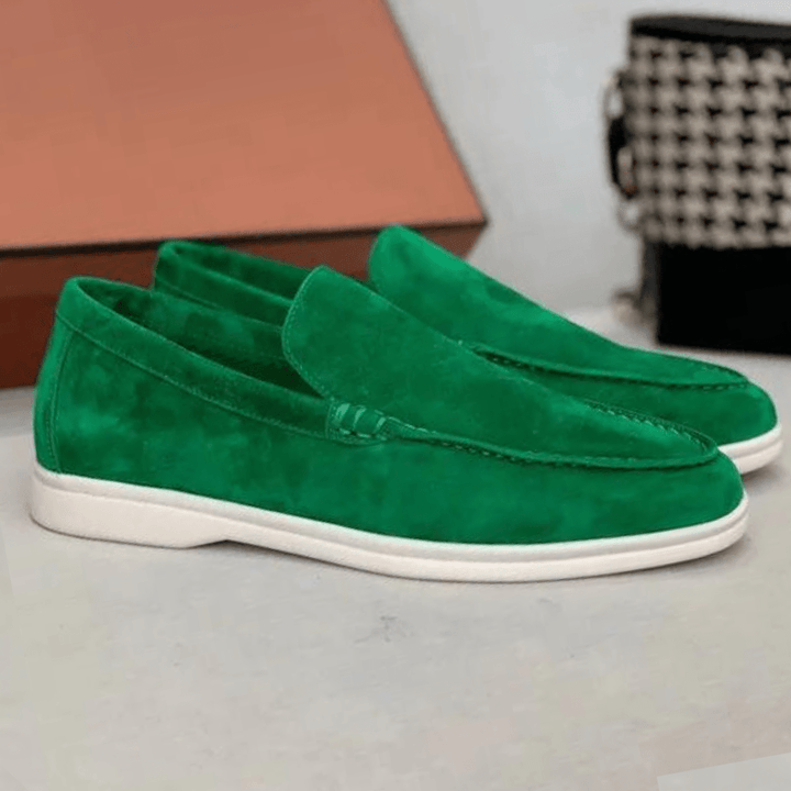 "Weiche Wildleder-Loafer für Herren, elegant und vielseitig, perfekt für Freizeit- und Business-Looks, in Beige und Braun."