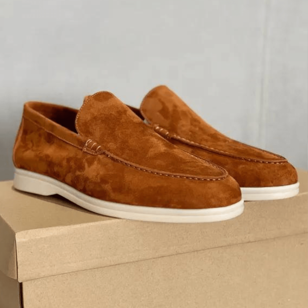 "Weiche Wildleder-Loafer für Herren, elegant und vielseitig, perfekt für Freizeit- und Business-Looks, in Beige und Braun."