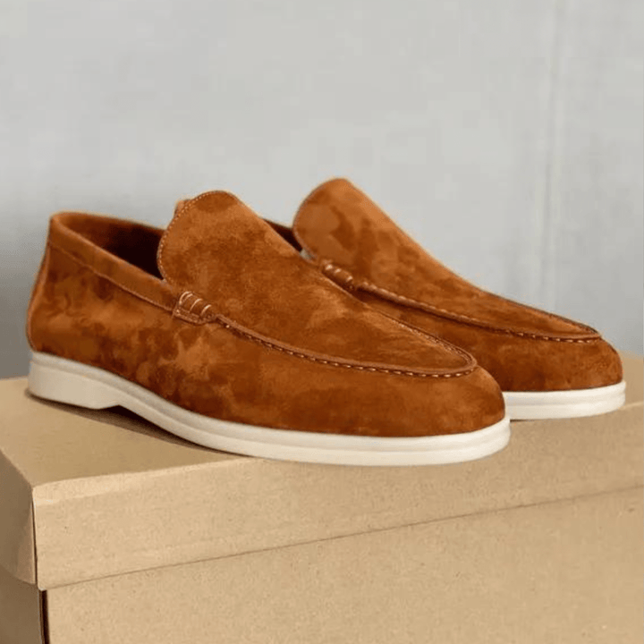 "Weiche Wildleder-Loafer für Herren, elegant und vielseitig, perfekt für Freizeit- und Business-Looks, in Beige und Braun."