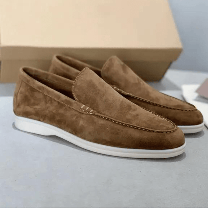 "Weiche Wildleder-Loafer für Herren, elegant und vielseitig, perfekt für Freizeit- und Business-Looks, in Beige und Braun."