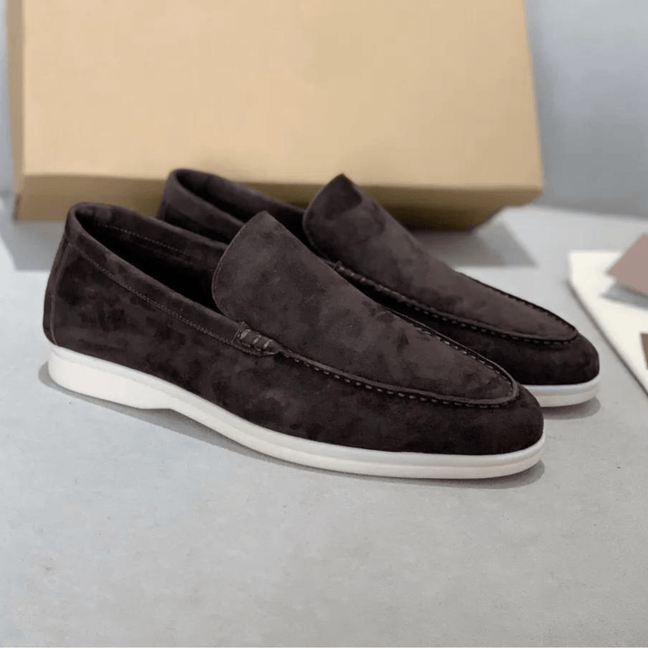 "Weiche Wildleder-Loafer für Herren, elegant und vielseitig, perfekt für Freizeit- und Business-Looks, in Beige und Braun."