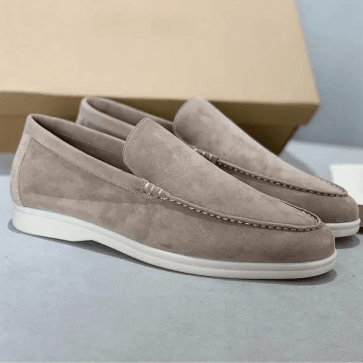 "Weiche Wildleder-Loafer für Herren, elegant und vielseitig, perfekt für Freizeit- und Business-Looks, in Beige und Braun."