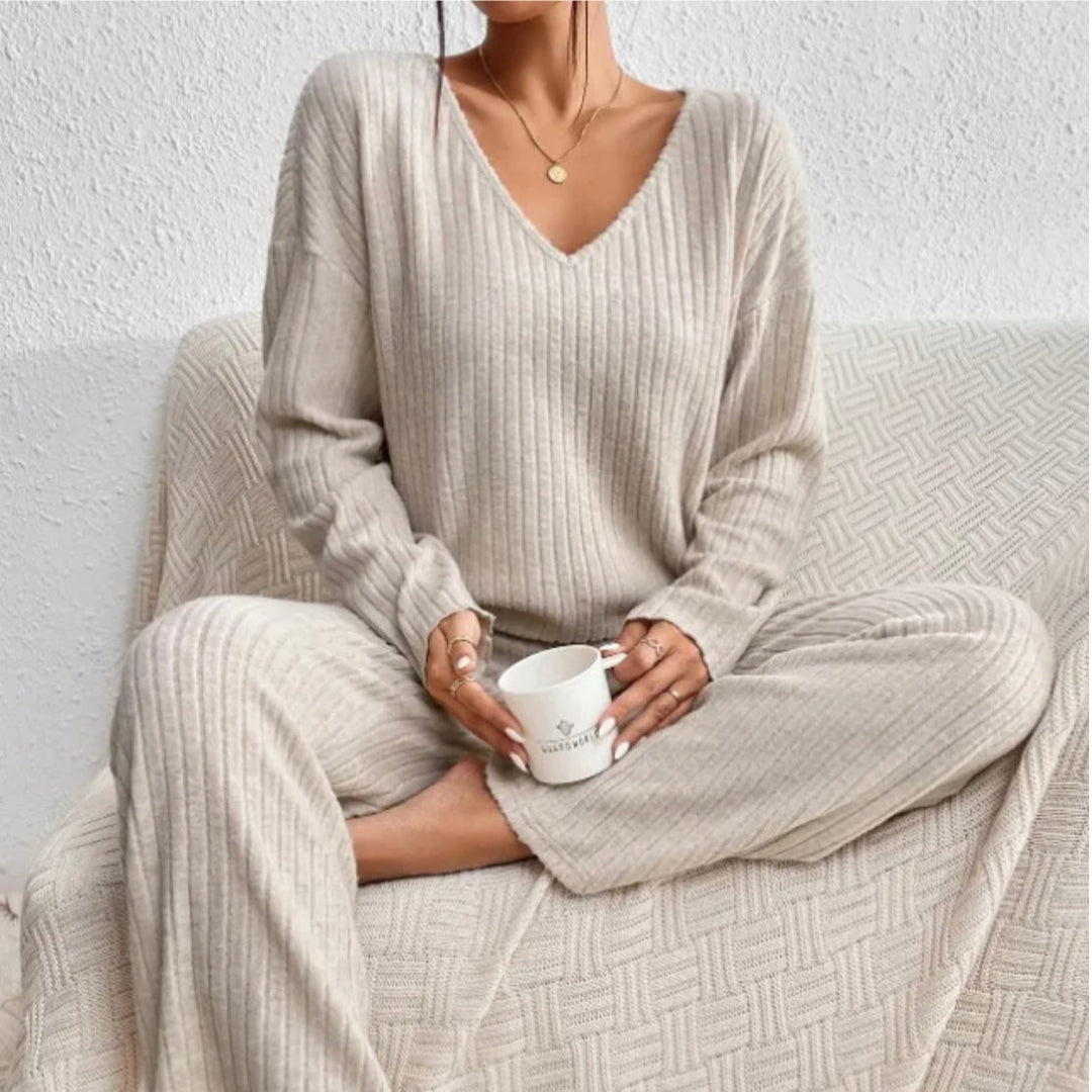 "Weiches Evangeline Lounge-Set, zweiteilig mit lockerer Passform, für Komfort und Stil zu Hause. Damen Loungewear Set."