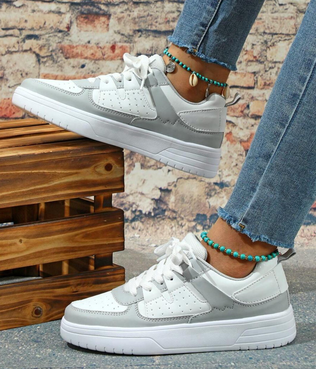 "Weiß, Blau, Schwarz und Rosa Damen-Sneakers mit farbigem Design für Komfort und Stil"