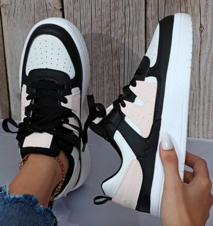 "Weiß, Blau, Schwarz und Rosa Damen-Sneakers mit farbigem Design für Komfort und Stil"