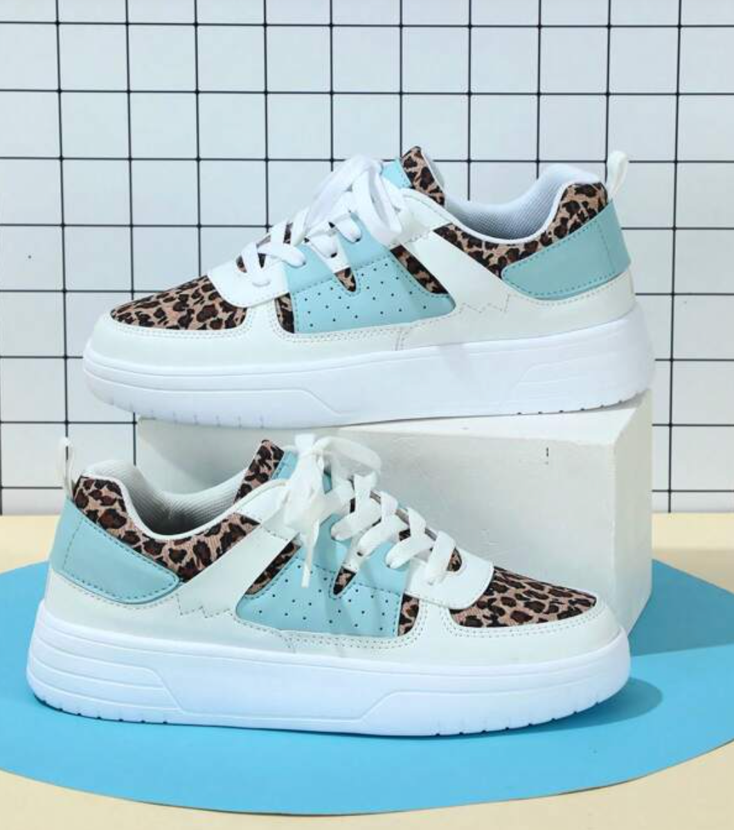 "Weiß, Blau, Schwarz und Rosa Damen-Sneakers mit farbigem Design für Komfort und Stil"