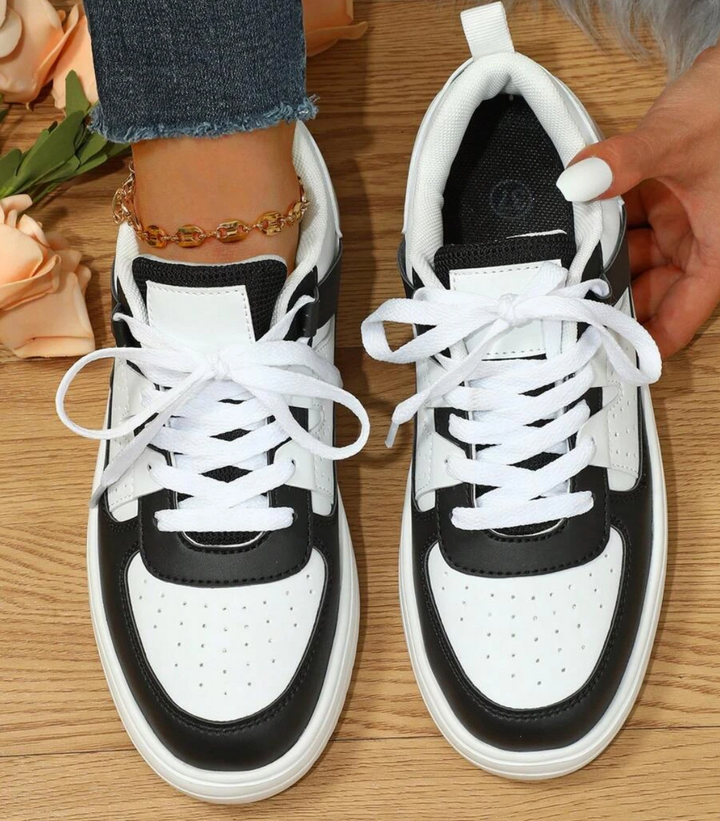 "Weiß, Blau, Schwarz und Rosa Damen-Sneakers mit farbigem Design für Komfort und Stil"