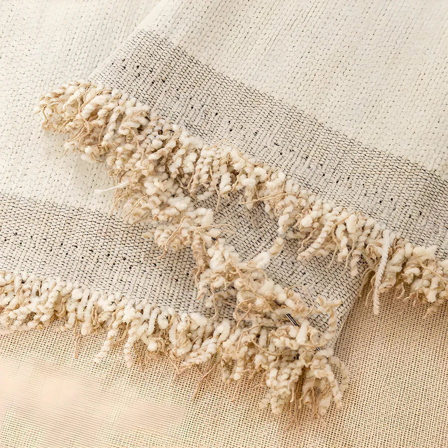 "Wendbarer Sofabezug, modern und schützend, zeigt graues Muster, passend für verschiedene Sofaarten im Wohnzimmer."