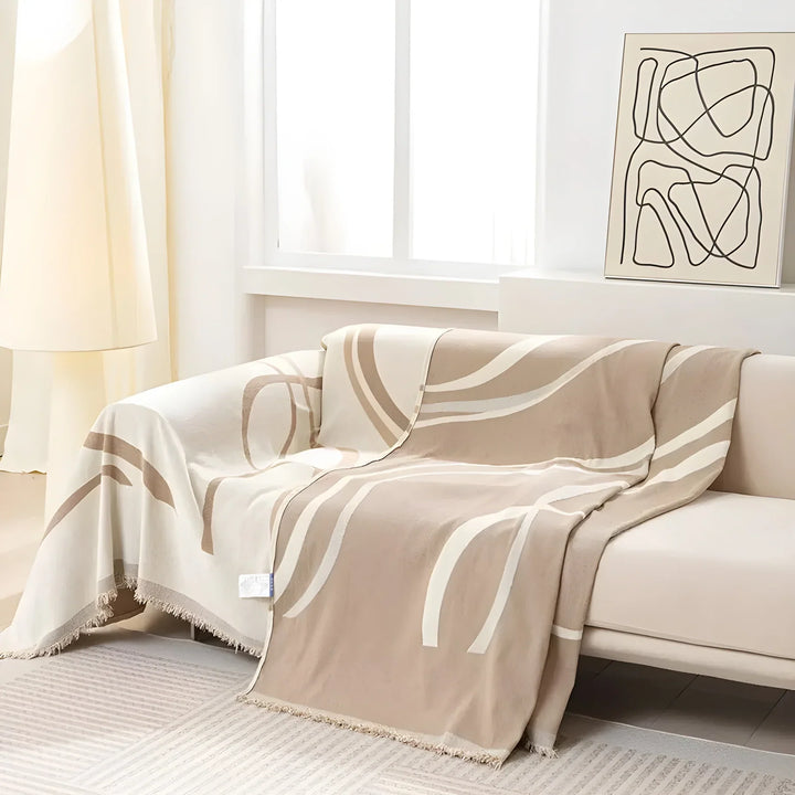 "Wendbarer Sofabezug, modern und schützend, zeigt graues Muster, passend für verschiedene Sofaarten im Wohnzimmer."