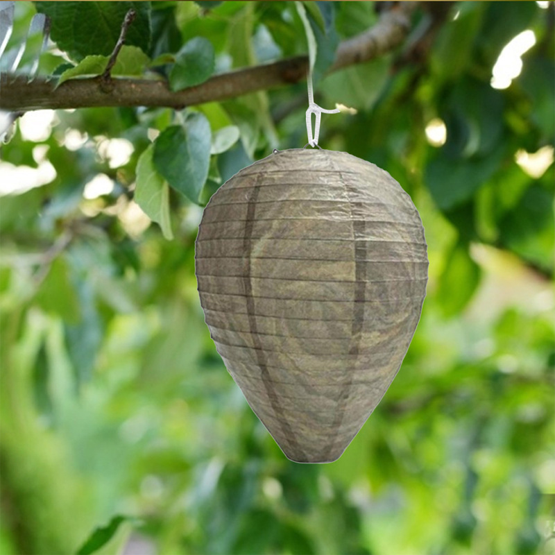 "Wespennest Abwehr Lampe hängend, mesh design, umgeben von beleuchteten Insekten, idealer Schutz für Sommerabende"