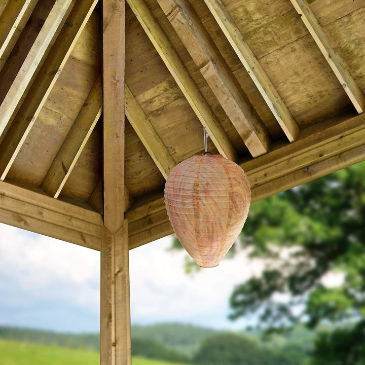 "Wespennest Abwehr Lampe hängend, mesh design, umgeben von beleuchteten Insekten, idealer Schutz für Sommerabende"