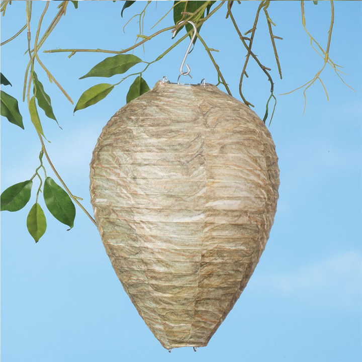 "Wespennest Abwehr Lampe hängend, mesh design, umgeben von beleuchteten Insekten, idealer Schutz für Sommerabende"