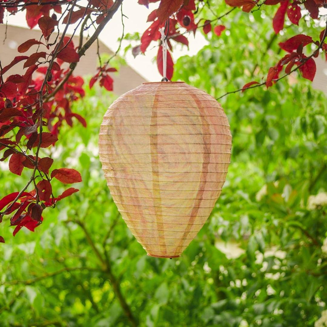 "Wespennest Abwehr Lampe hängend, mesh design, umgeben von beleuchteten Insekten, idealer Schutz für Sommerabende"