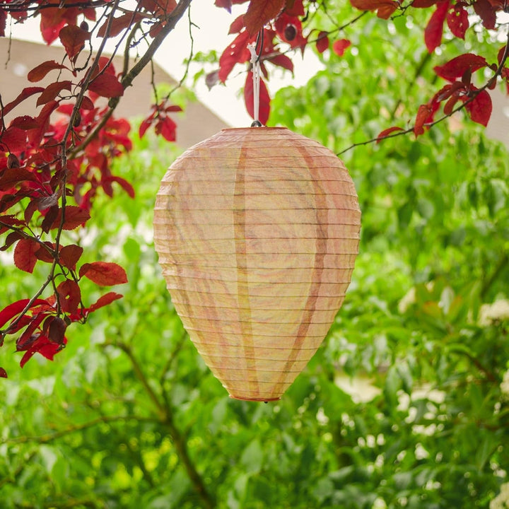"Wespennest Abwehr Lampe hängend, mesh design, umgeben von beleuchteten Insekten, idealer Schutz für Sommerabende"