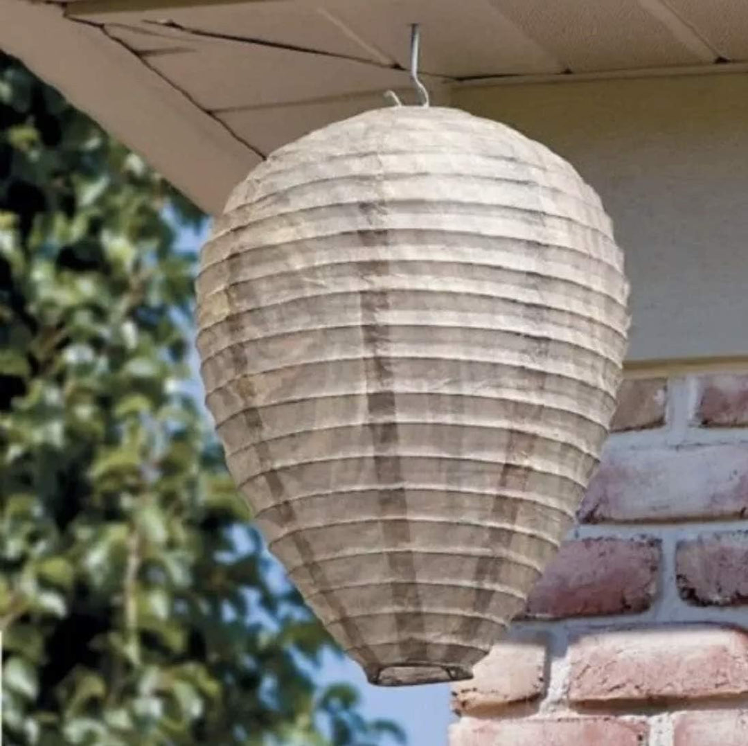 "Wespennest Abwehr Lampe hängend, mesh design, umgeben von beleuchteten Insekten, idealer Schutz für Sommerabende"