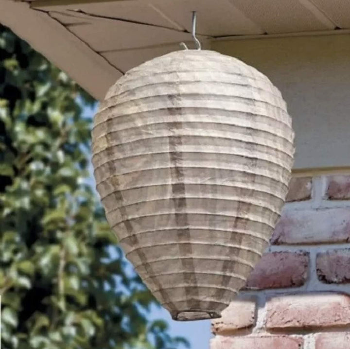 "Wespennest Abwehr Lampe hängend, mesh design, umgeben von beleuchteten Insekten, idealer Schutz für Sommerabende"