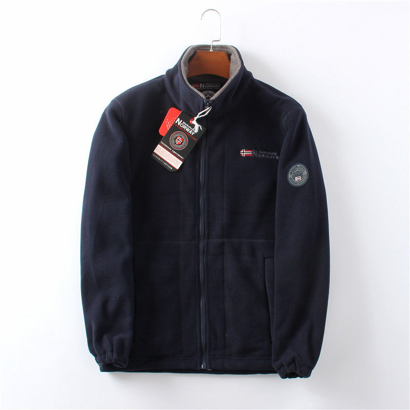 Winddichte Herren Fleece Jacke, grau, elegant, atmungsaktiv, mit versteckten Taschen, ideal für kalte Herbst- und Wintertage.