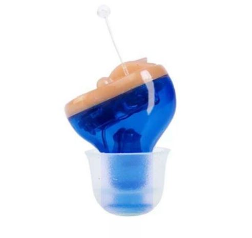 "Winziges wiederaufladbares Hörgerät mit diskretem Design, bietet klaren Klang und langen Akku, ideal für Brillenträger."