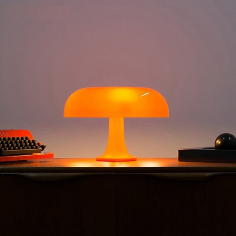 Minimalistische Tischlampe im skandinavischen Pilz-Stil
