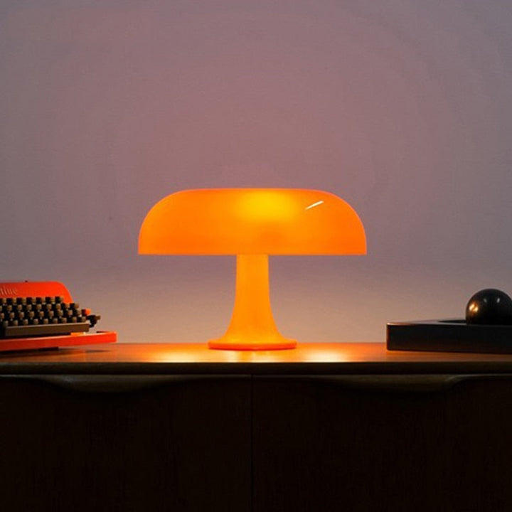 Minimalistische Tischlampe im skandinavischen Pilz-Stil