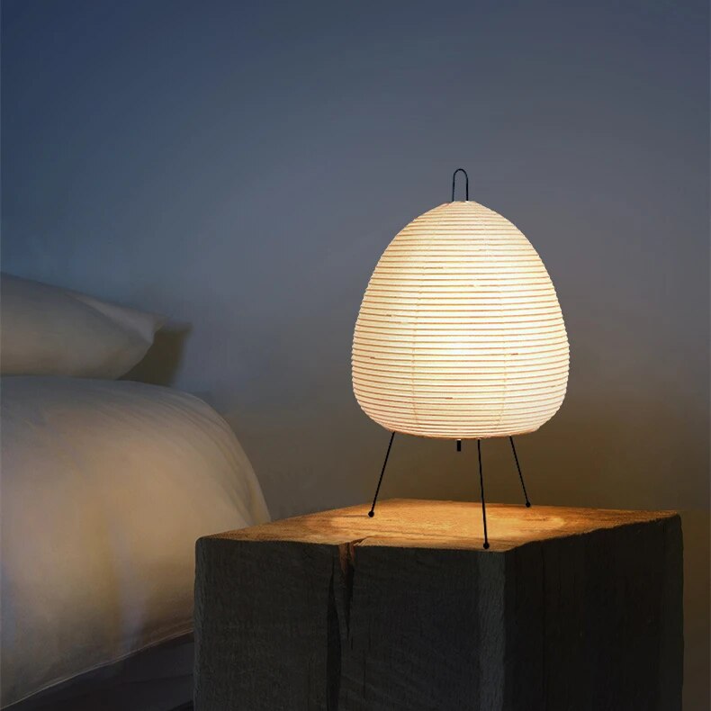 "ZenGlow japanische Reis Papier Lampe, elegante Tischleuchte mit weichem, diffusem Licht, inspiriert vom japanischen Design."
