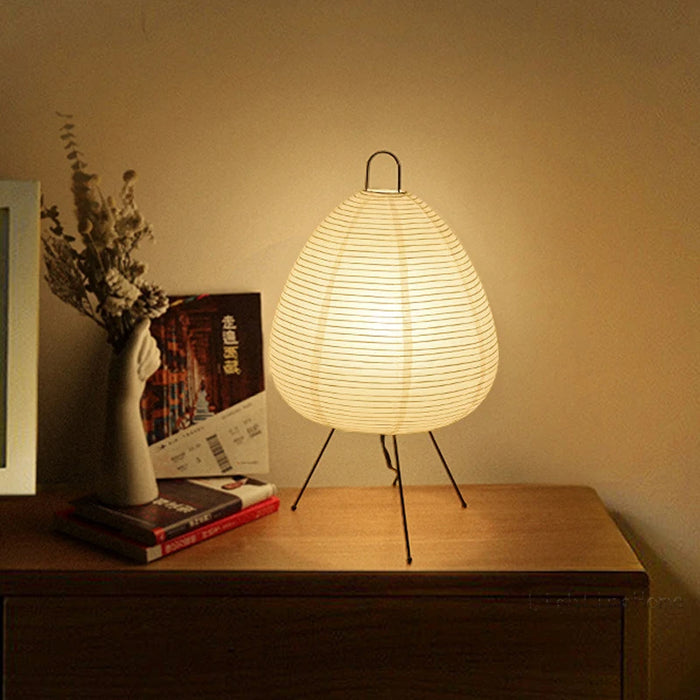 "ZenGlow japanische Reis Papier Lampe, elegante Tischleuchte mit weichem, diffusem Licht, inspiriert vom japanischen Design."