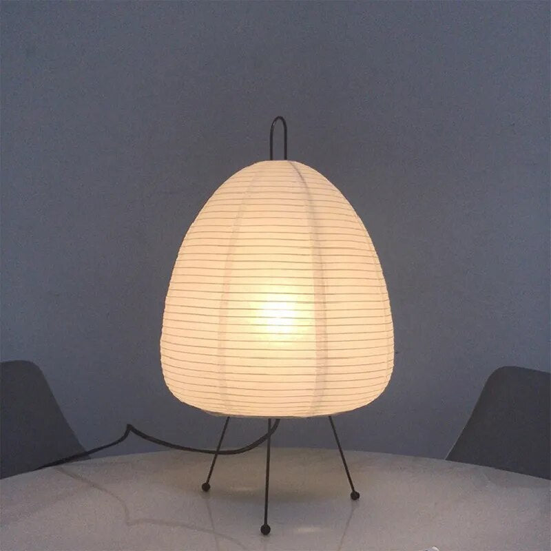 "ZenGlow japanische Reis Papier Lampe, elegante Tischleuchte mit weichem, diffusem Licht, inspiriert vom japanischen Design."