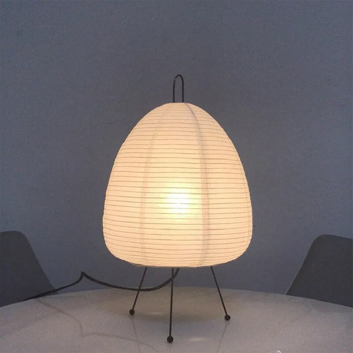 "ZenGlow japanische Reis Papier Lampe, elegante Tischleuchte mit weichem, diffusem Licht, inspiriert vom japanischen Design."