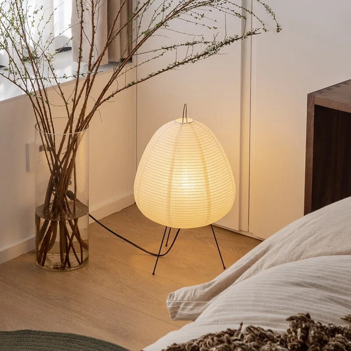 "ZenGlow japanische Reis Papier Lampe, elegante Tischleuchte mit weichem, diffusem Licht, inspiriert vom japanischen Design."