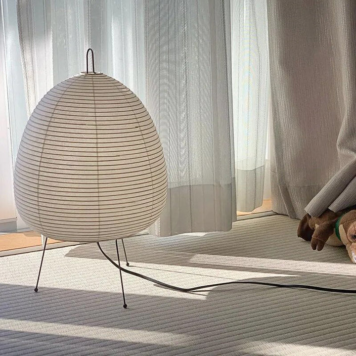 "ZenGlow japanische Reis Papier Lampe, elegante Tischleuchte mit weichem, diffusem Licht, inspiriert vom japanischen Design."