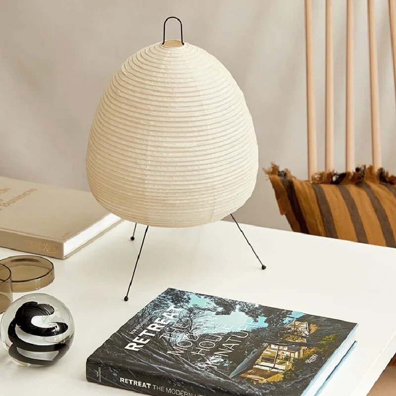 "ZenGlow japanische Reis Papier Lampe, elegante Tischleuchte mit weichem, diffusem Licht, inspiriert vom japanischen Design."