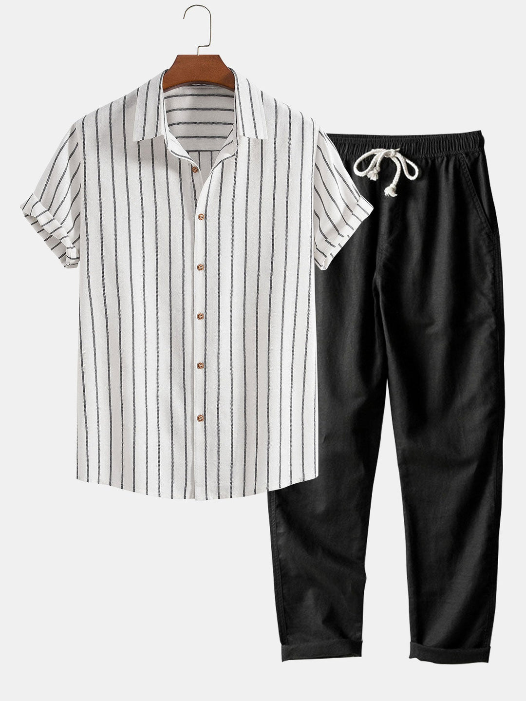 "Zweiteiliges Set mit gestreiftem Kurzarmhemd und schwarzer Kordelzughose, ideal für Sommermode und Komfort."