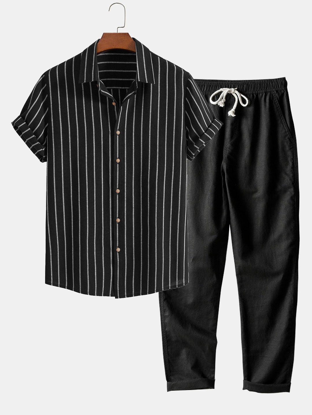 "Zweiteiliges Set mit gestreiftem Kurzarmhemd und schwarzer Kordelzughose, ideal für Sommermode und Komfort."